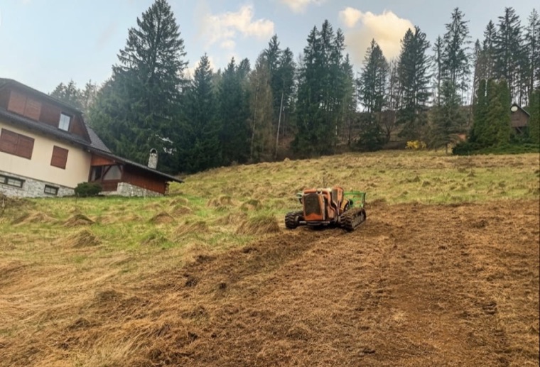 GreenClimber mulčuje strmý svah pri chate